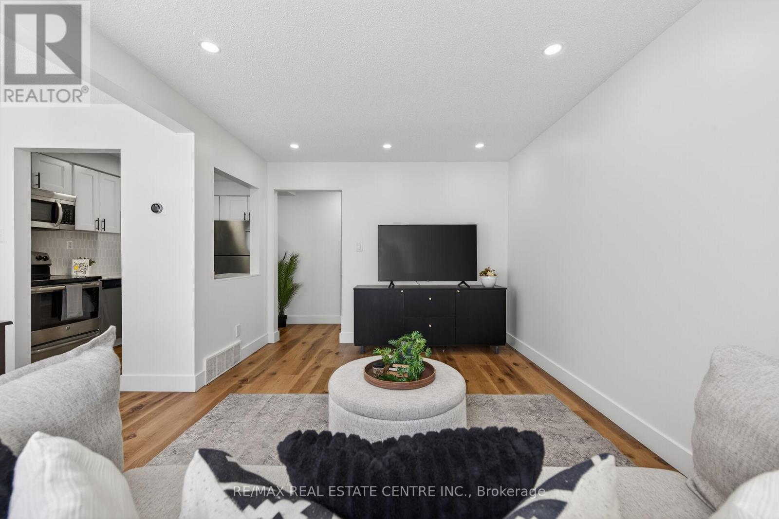 #32 15 DERBY STREET - 17