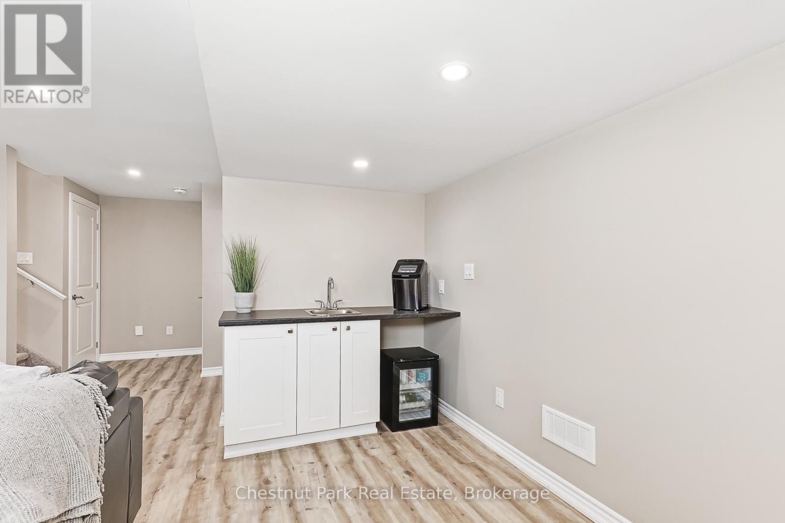 18 GREGORY AVENUE - 30