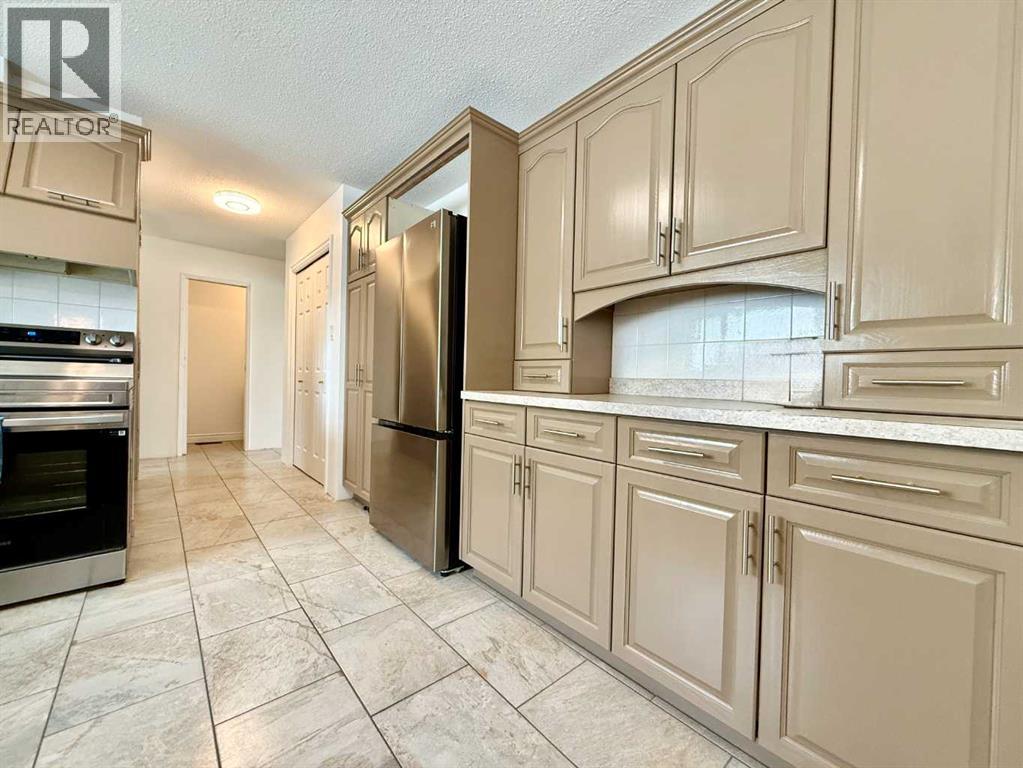 402 3 Street — photo 11