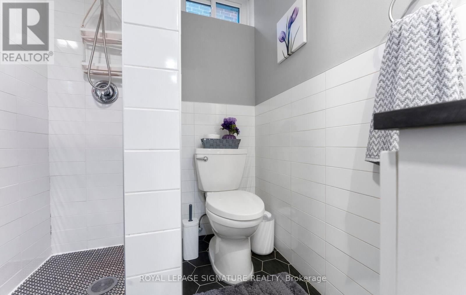 12 HEWITT CRESCENT - 24