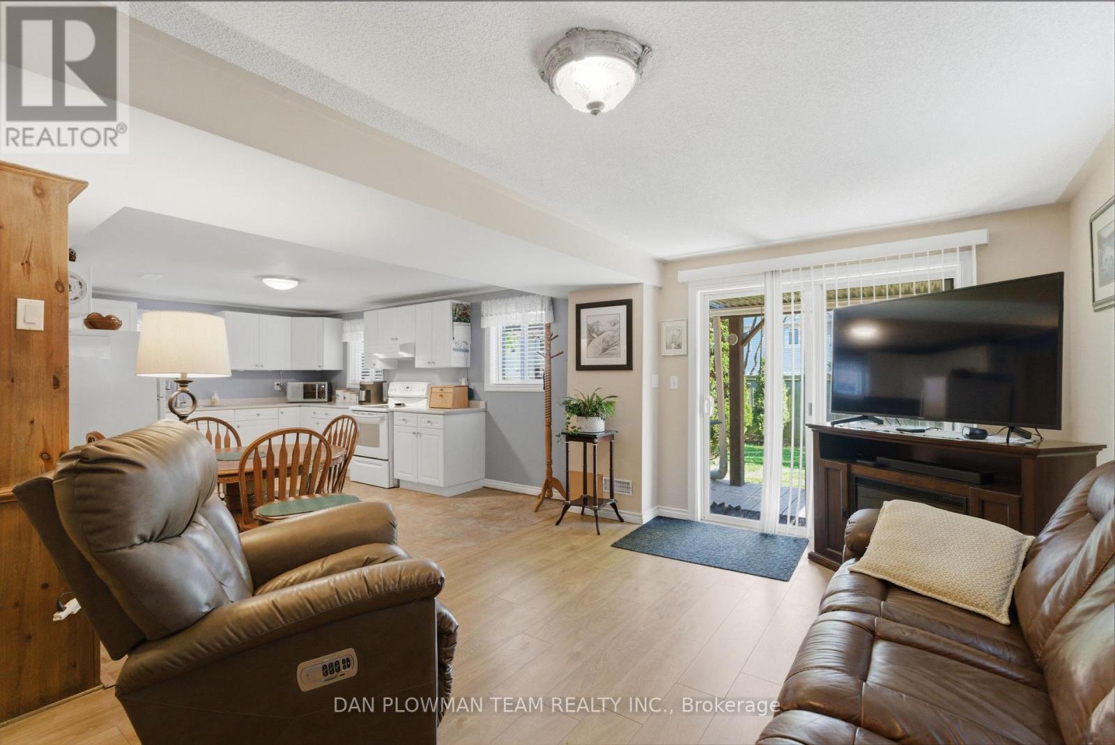 27 HOCKLEY AVENUE - 34