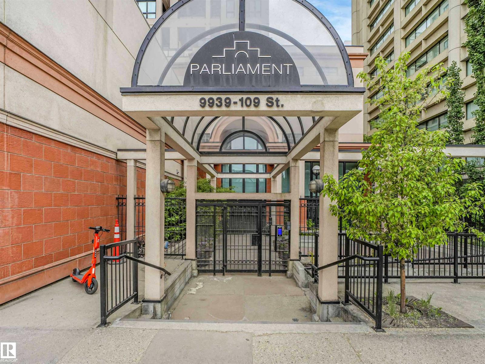#1005 9939 109 ST NW - Image 2