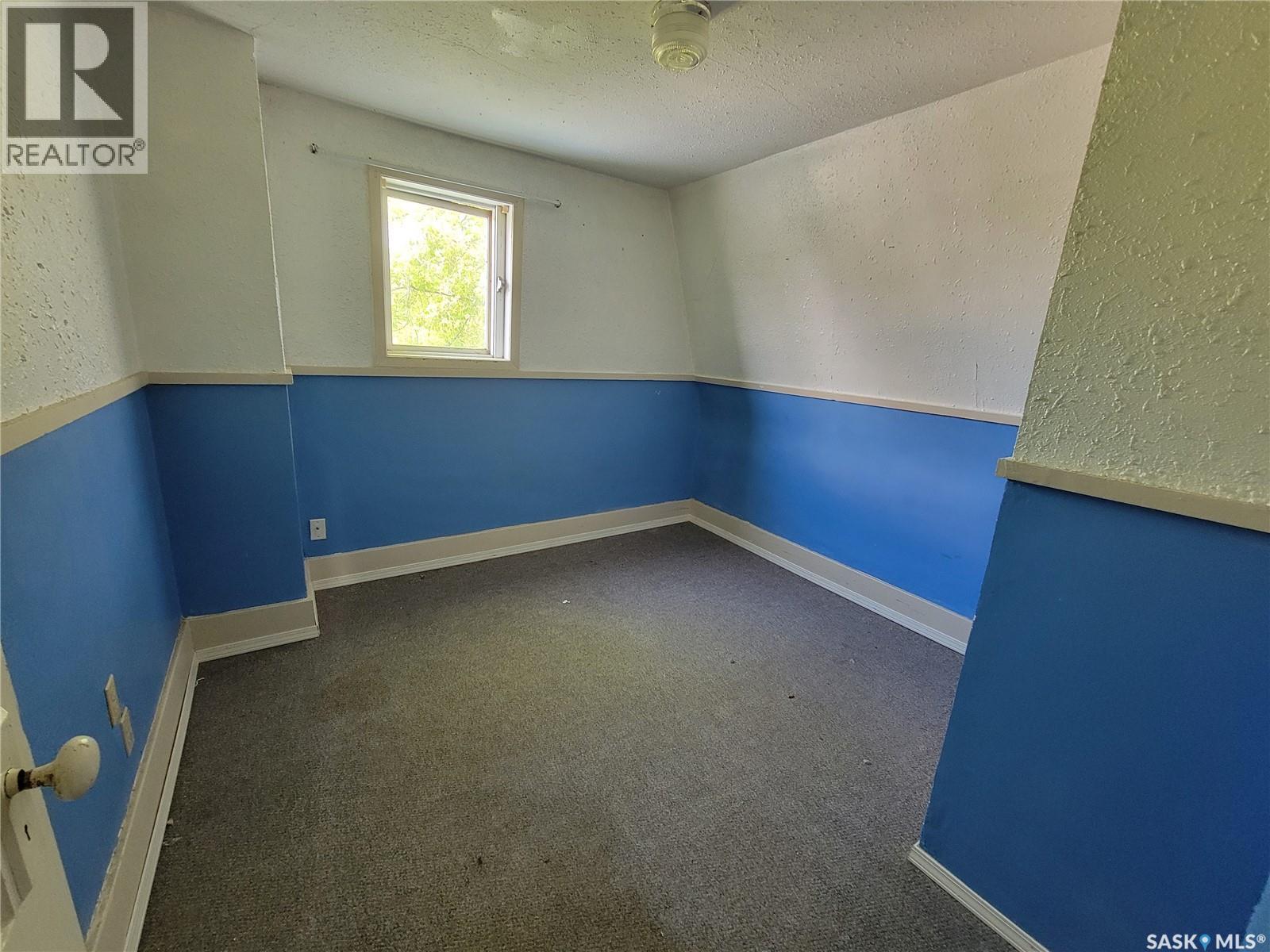 223 2nd AVENUE E — photo 9