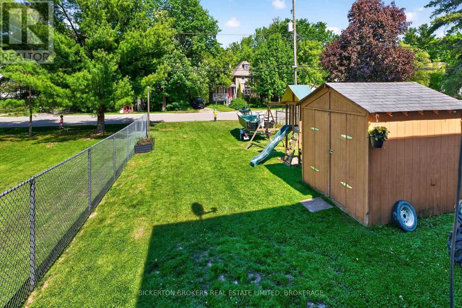 41 MAPLE STREET S - 11