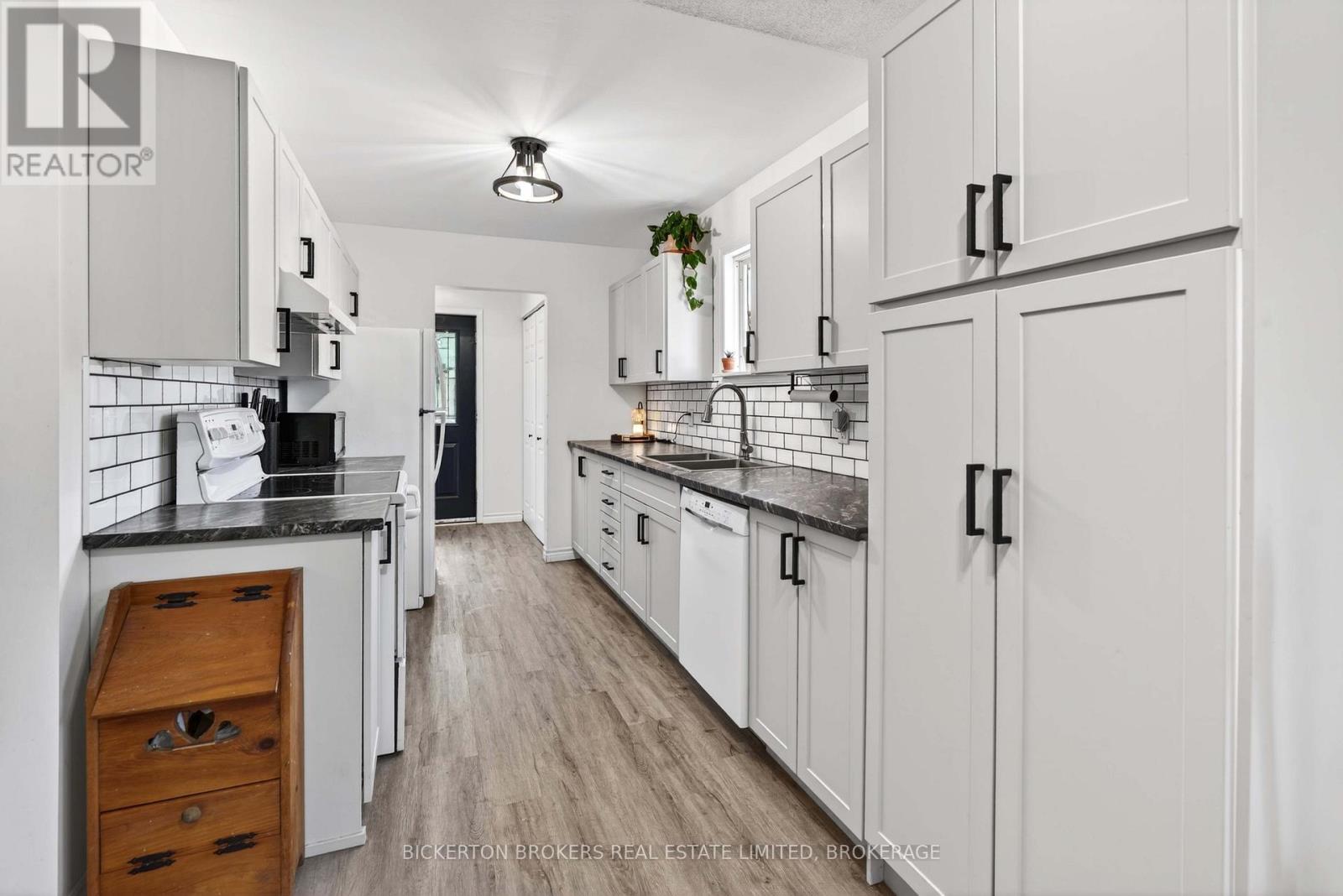 41 MAPLE STREET S - 16