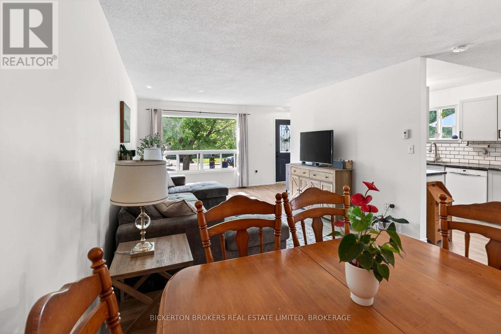 41 MAPLE STREET S - 23