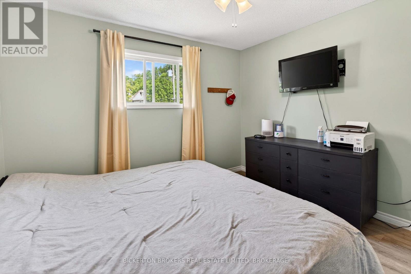 41 MAPLE STREET S - 42