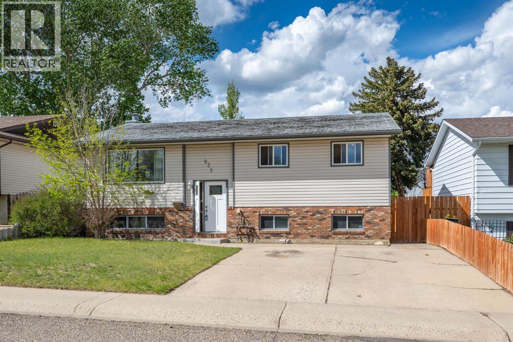 932 22 Street NE - 3