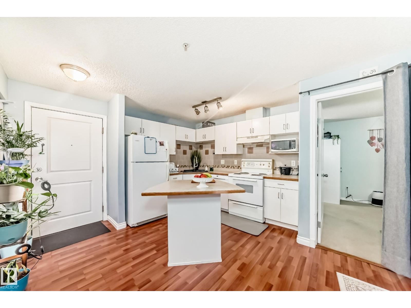 #108 10535 122 ST NW - 4