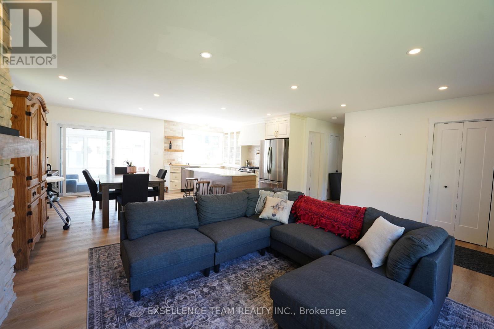 616 SURGENOR STREET W - 12