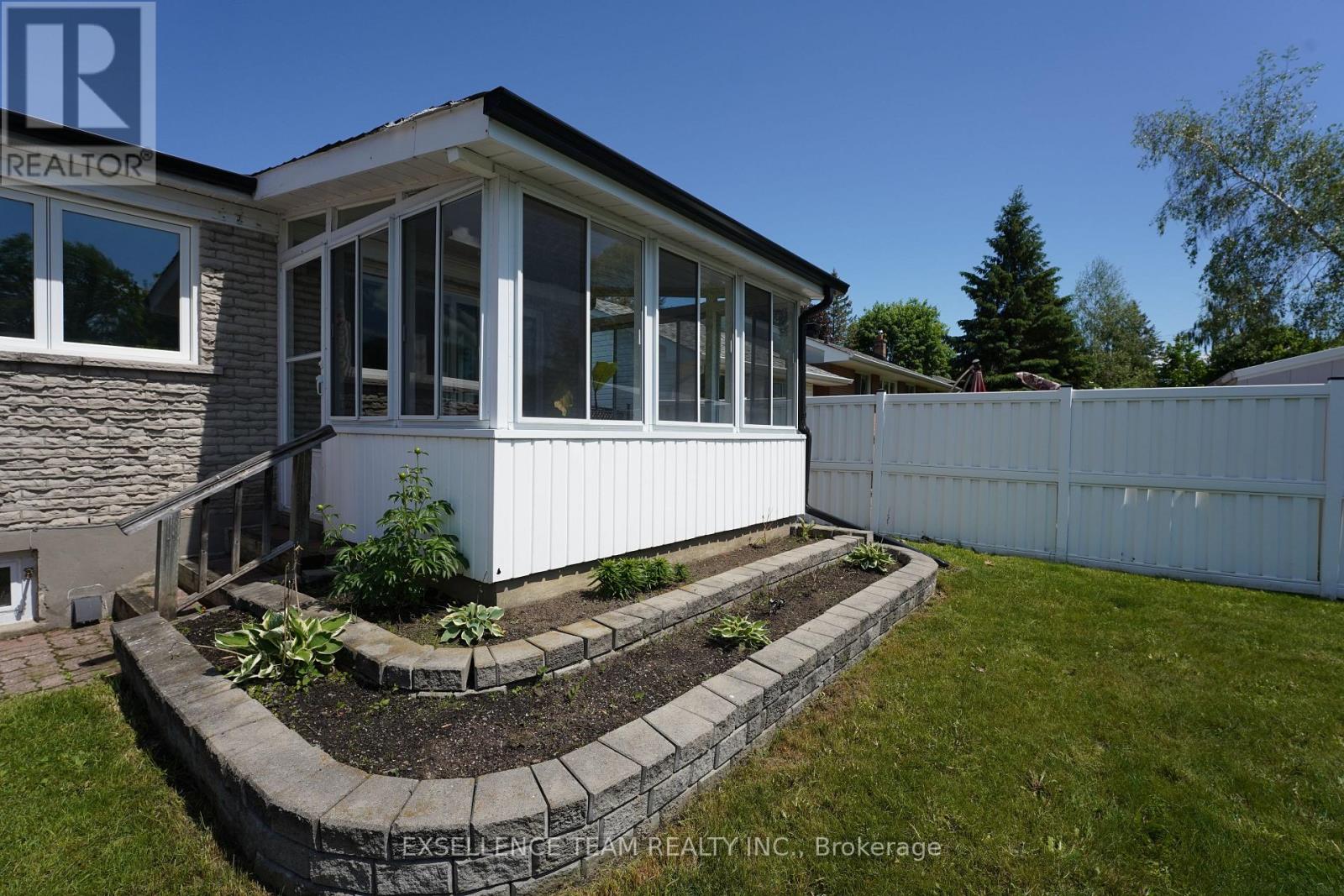 616 SURGENOR STREET W
