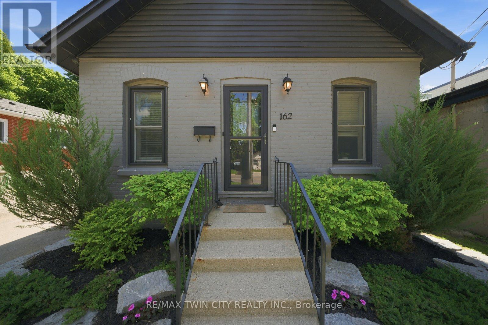 162 GRAND RIVER AVENUE - 10