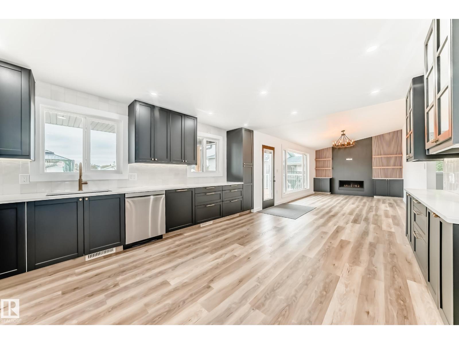 5608 45 ST - 11