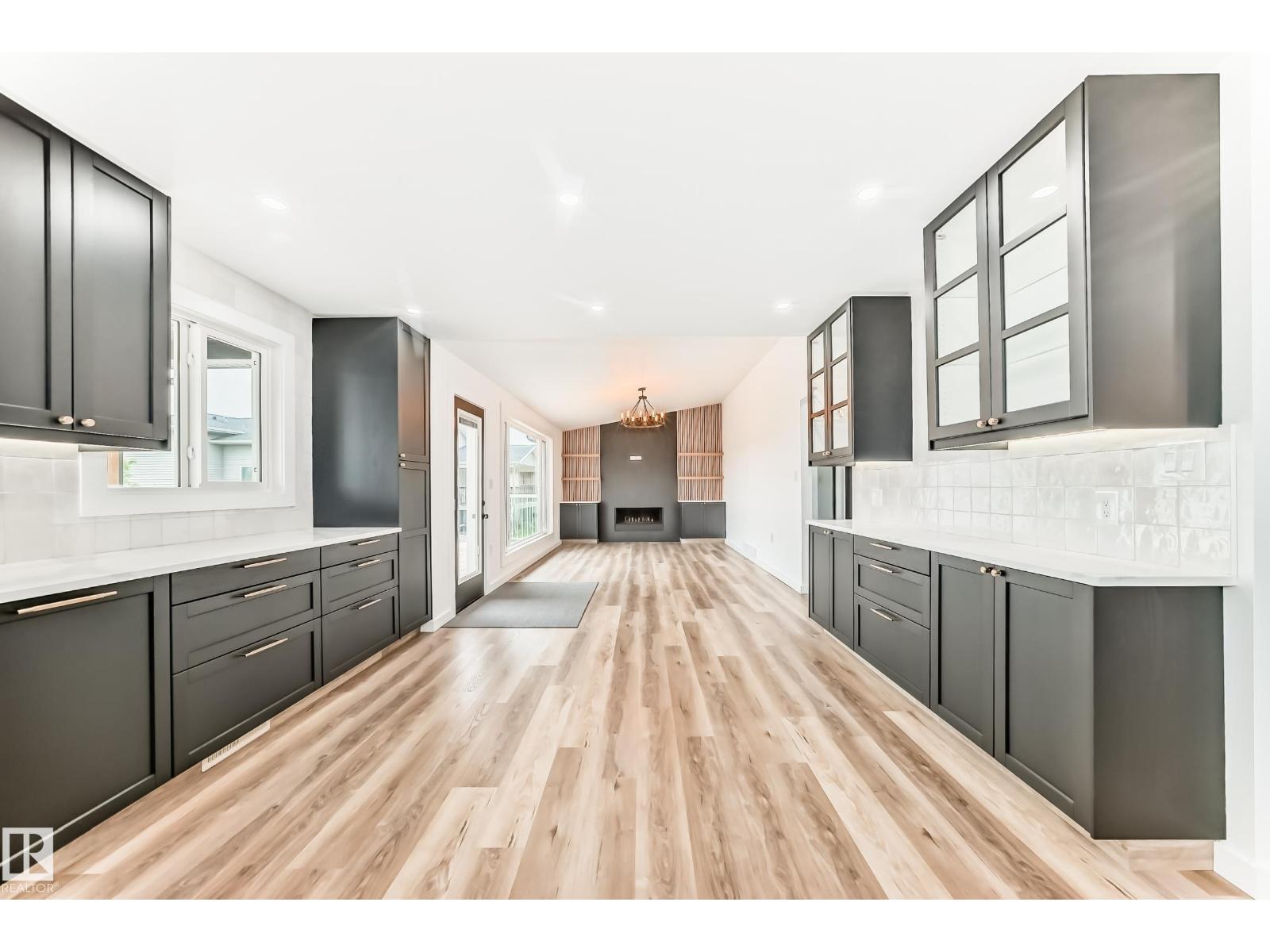 5608 45 ST - 12