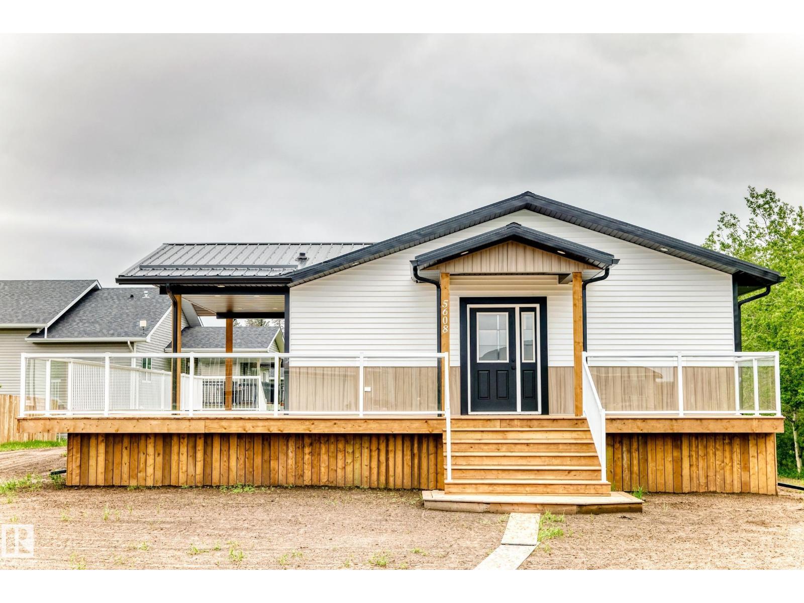 5608 45 ST - 3