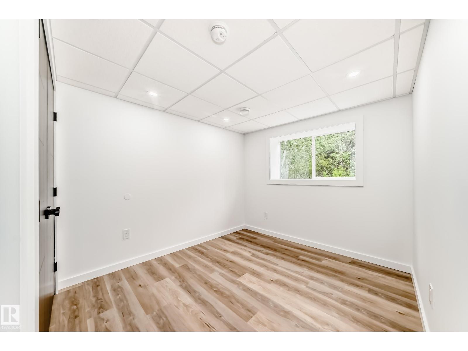 5608 45 ST - 36