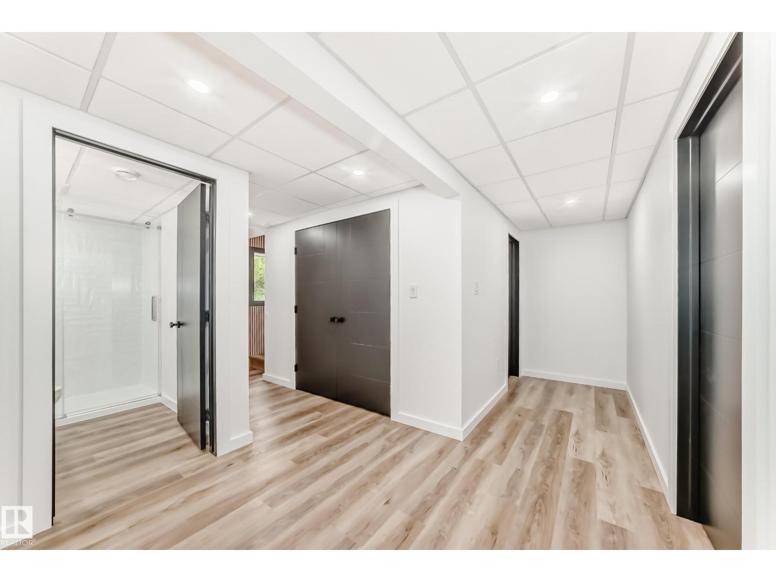 5608 45 ST - 42