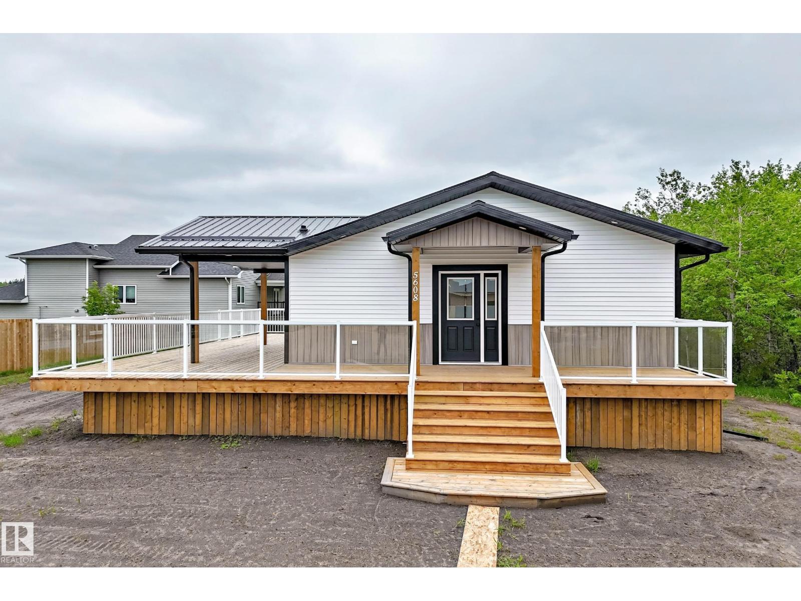 5608 45 ST - 61