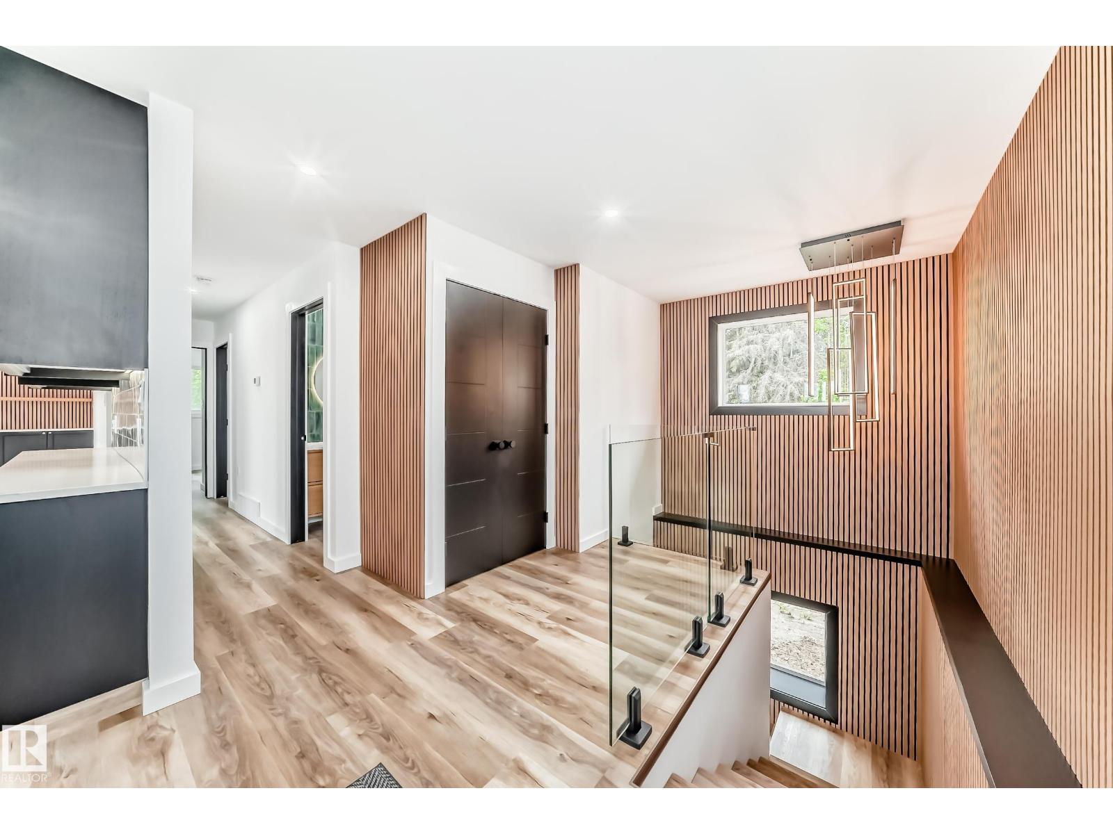 5608 45 ST - 7