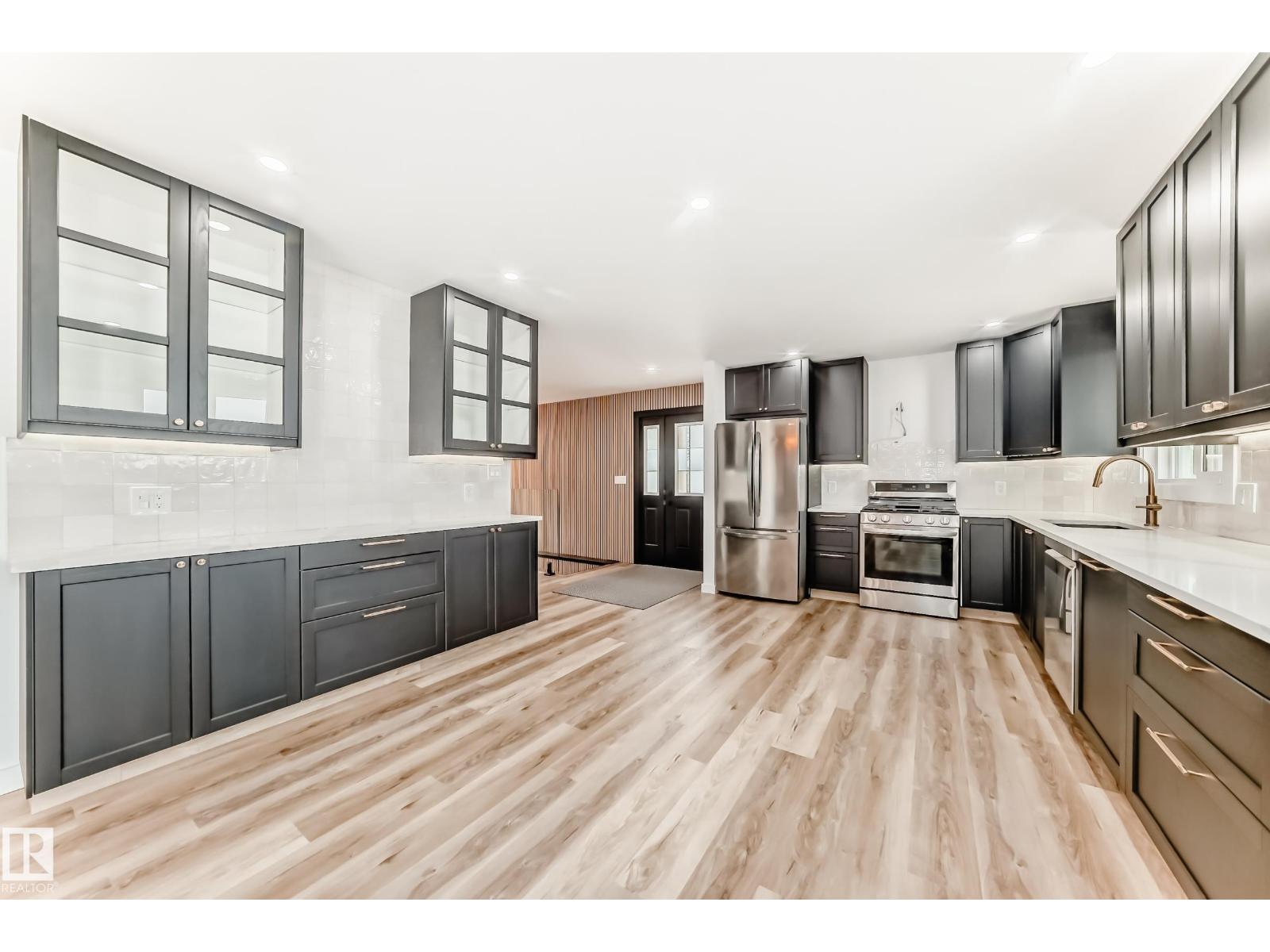 5608 45 ST - 8