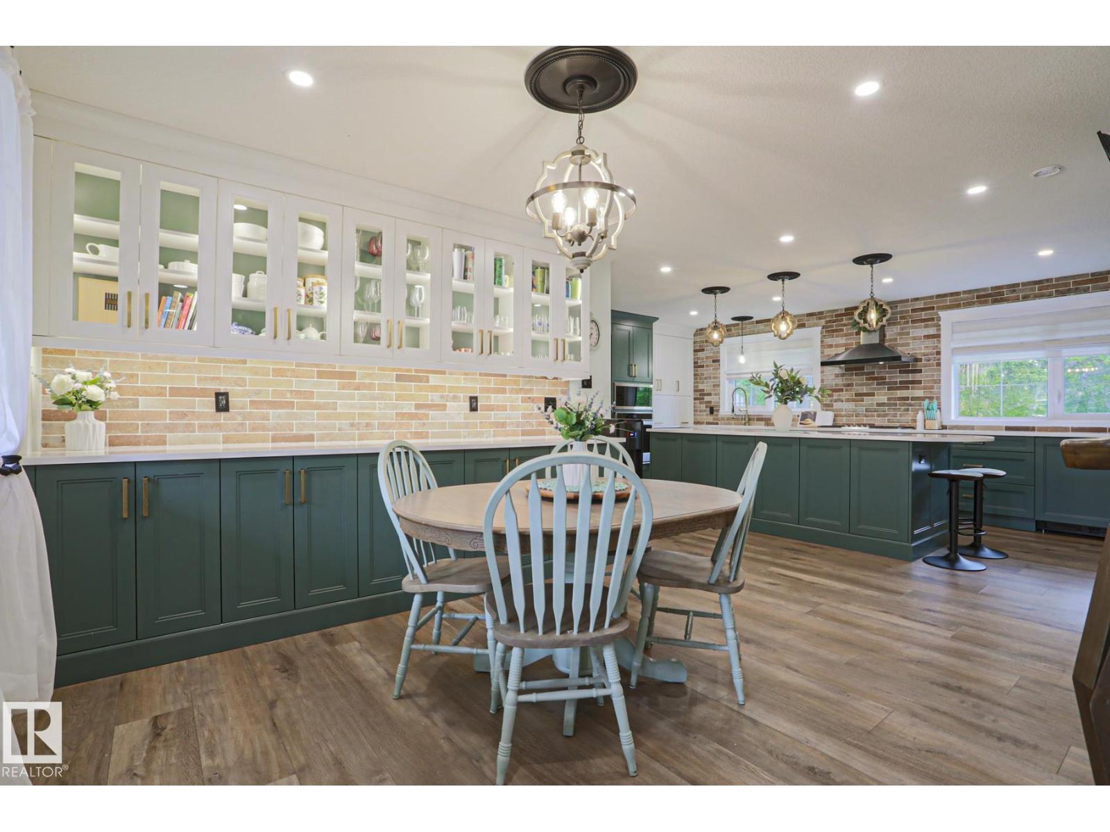 516 MCLEOD AV — photo 11