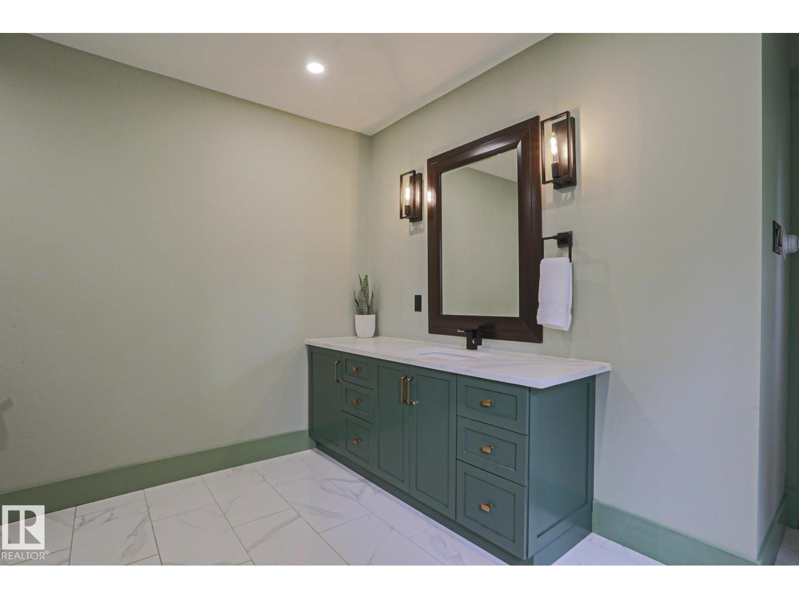 516 MCLEOD AV — photo 28