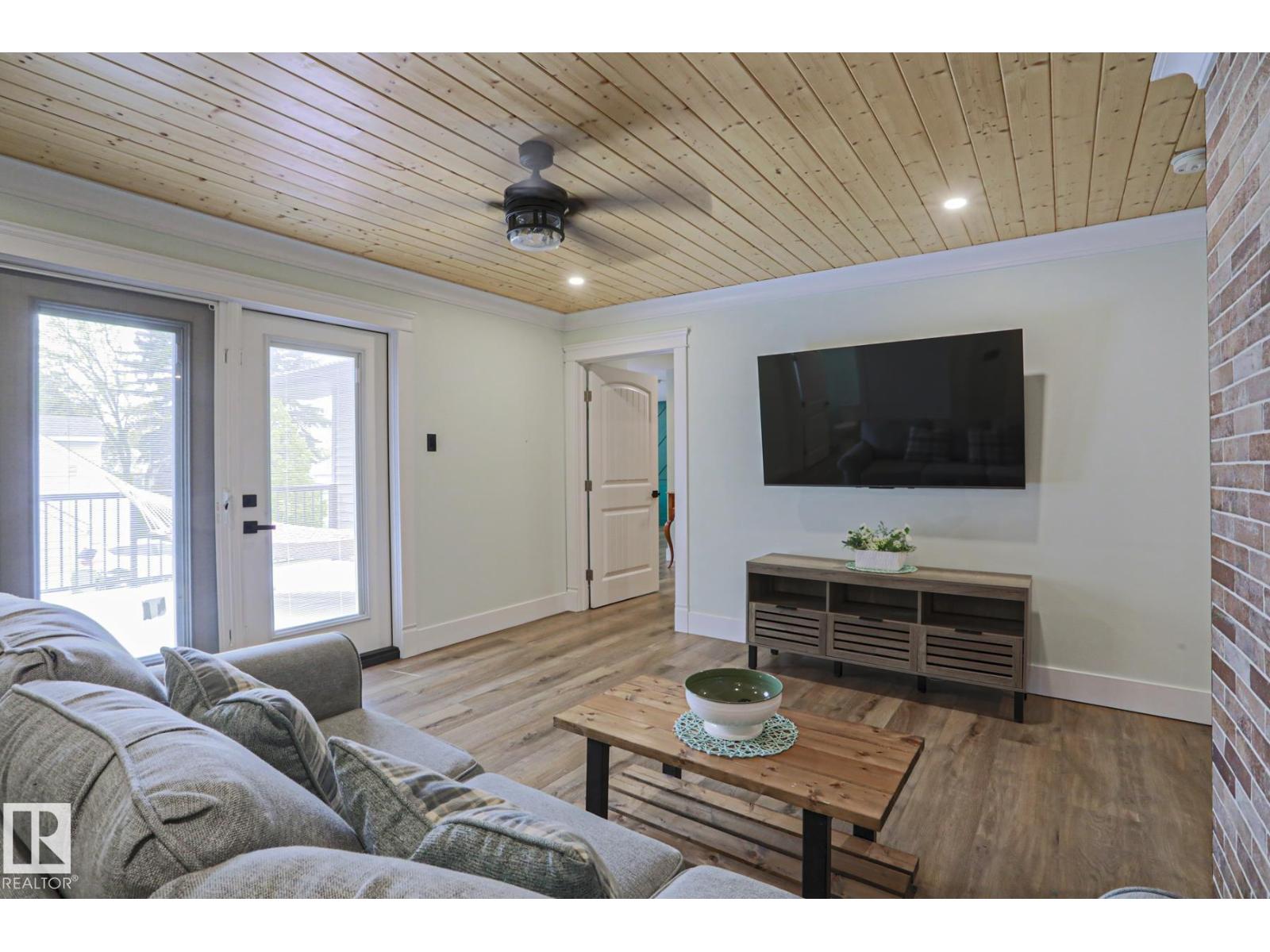516 MCLEOD AV — photo 30