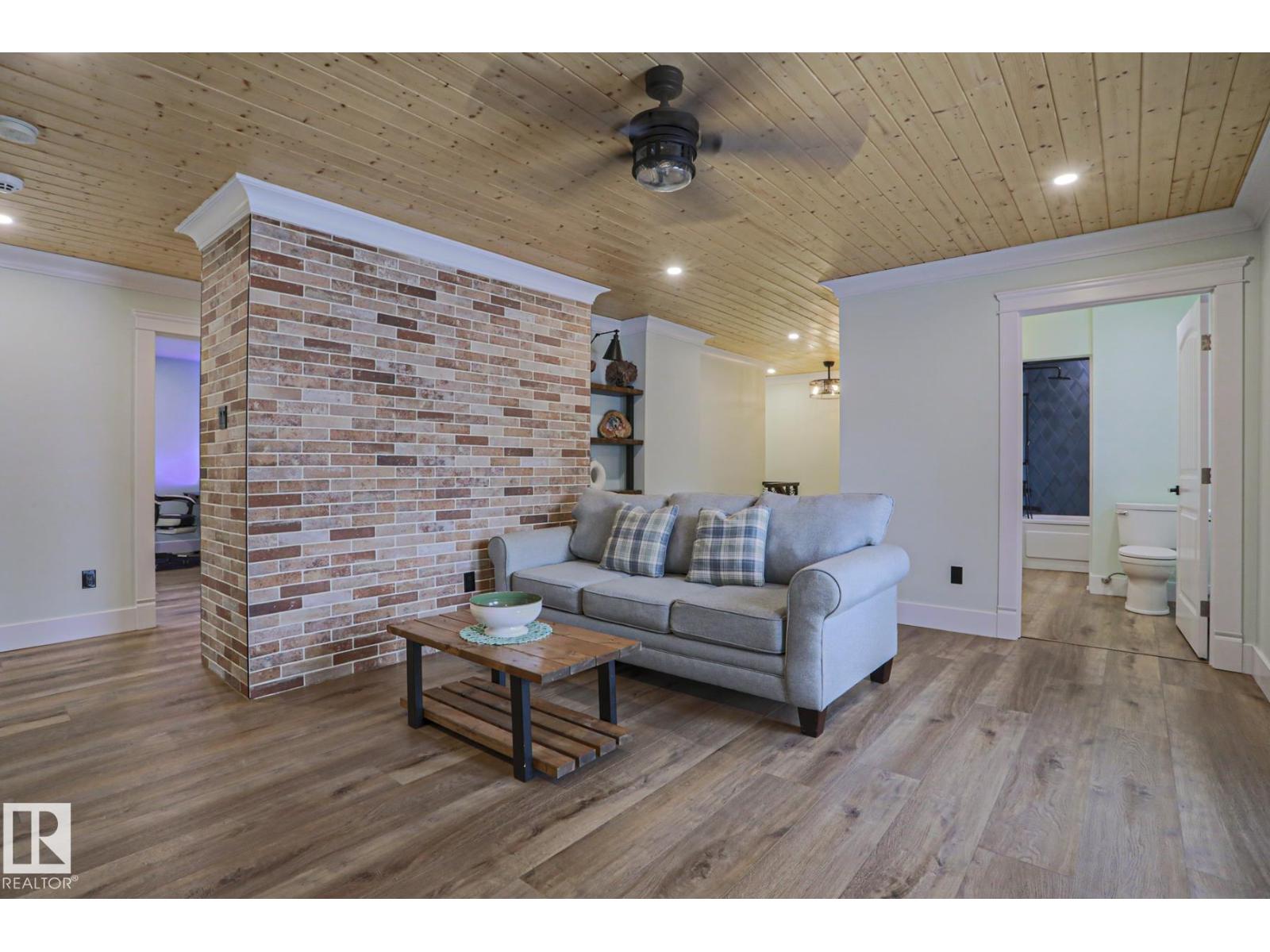 516 MCLEOD AV — photo 32