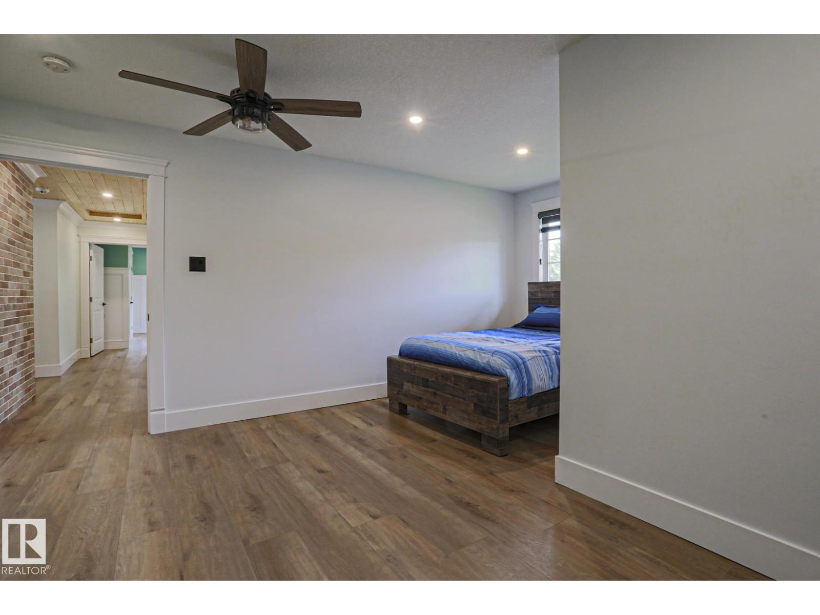 516 MCLEOD AV — photo 40
