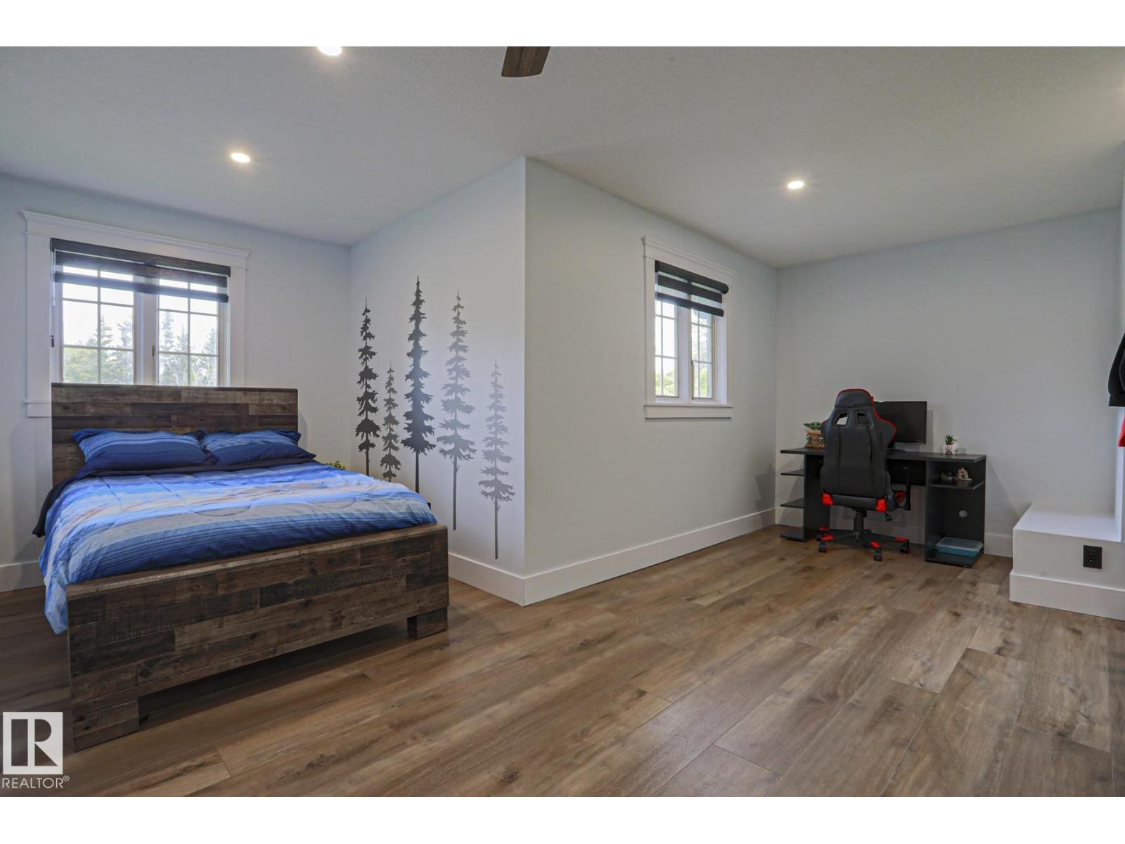 516 MCLEOD AV — photo 41