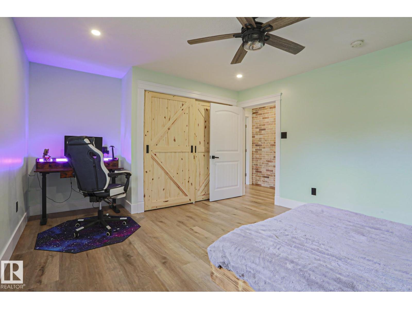 516 MCLEOD AV — photo 43