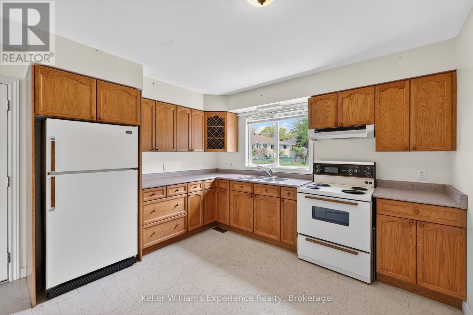 5 BRIDLE ROAD - 4