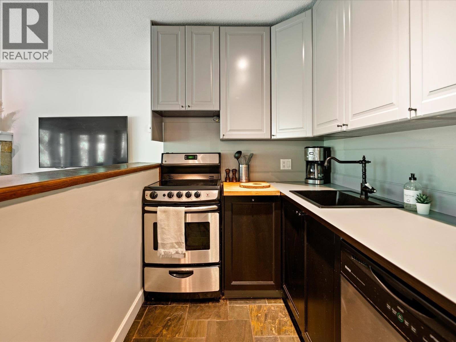 1 2240 GONDOLA WAY, Whistler