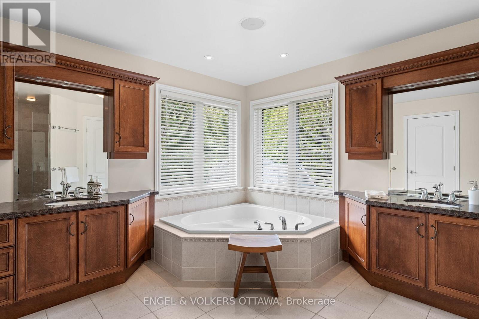 6005 EARLSCOURT CRESCENT - 22