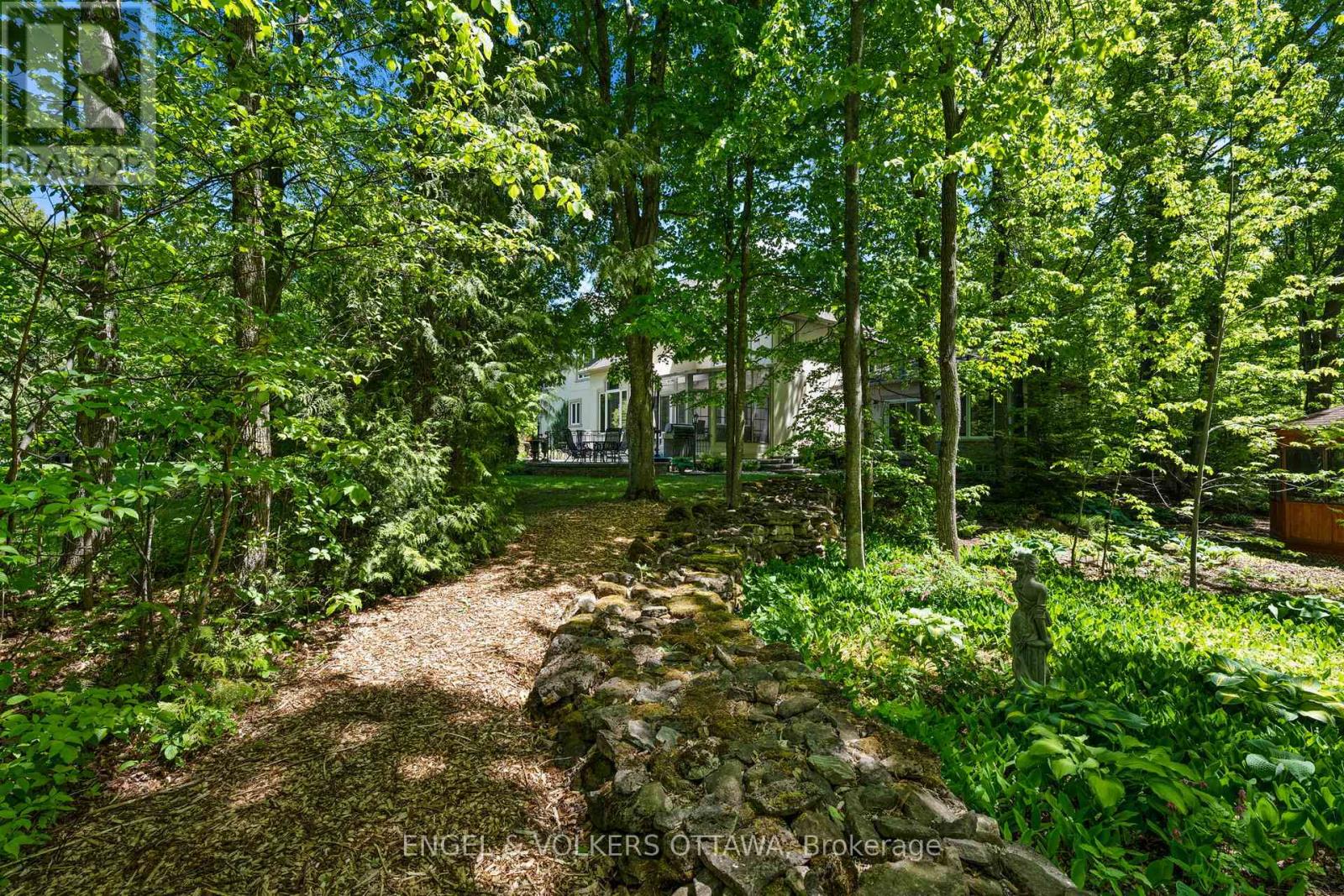 6005 EARLSCOURT CRESCENT - 34