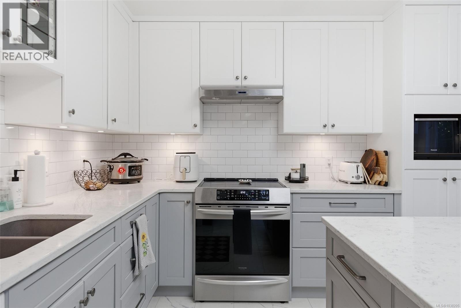 #3 118 Aldersmith Pl - 3
