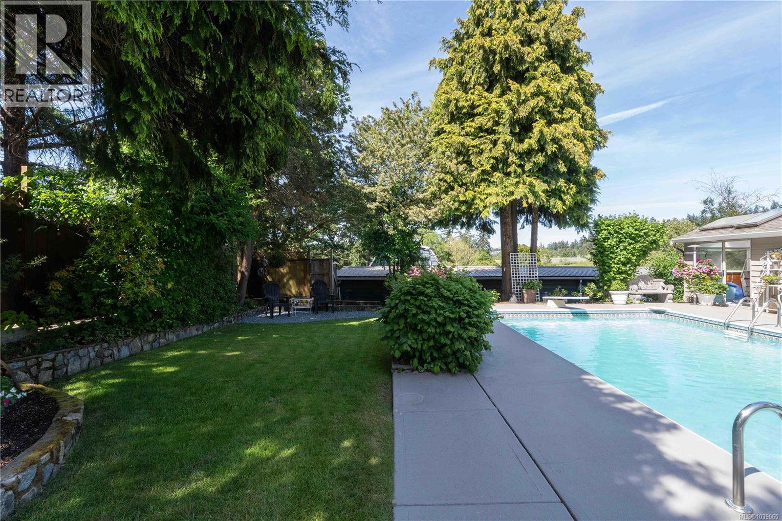 1568 Burnside Rd W - 34