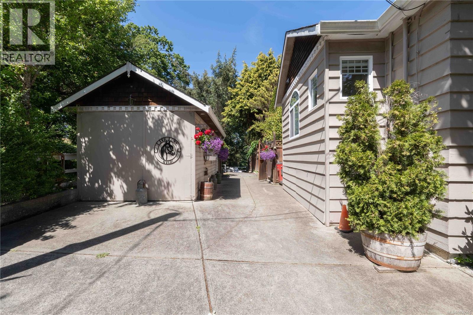  1568 Burnside Road West, Saanich