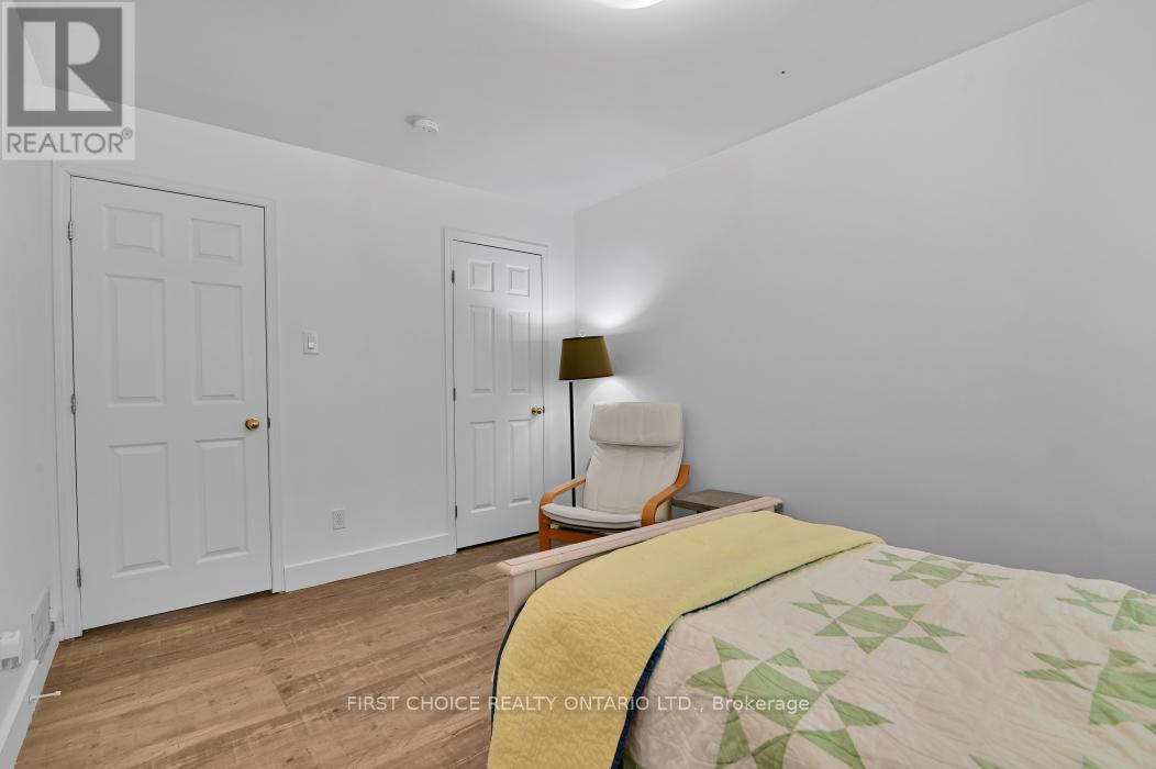 6 SOUTH POINT DRIVE - 22
