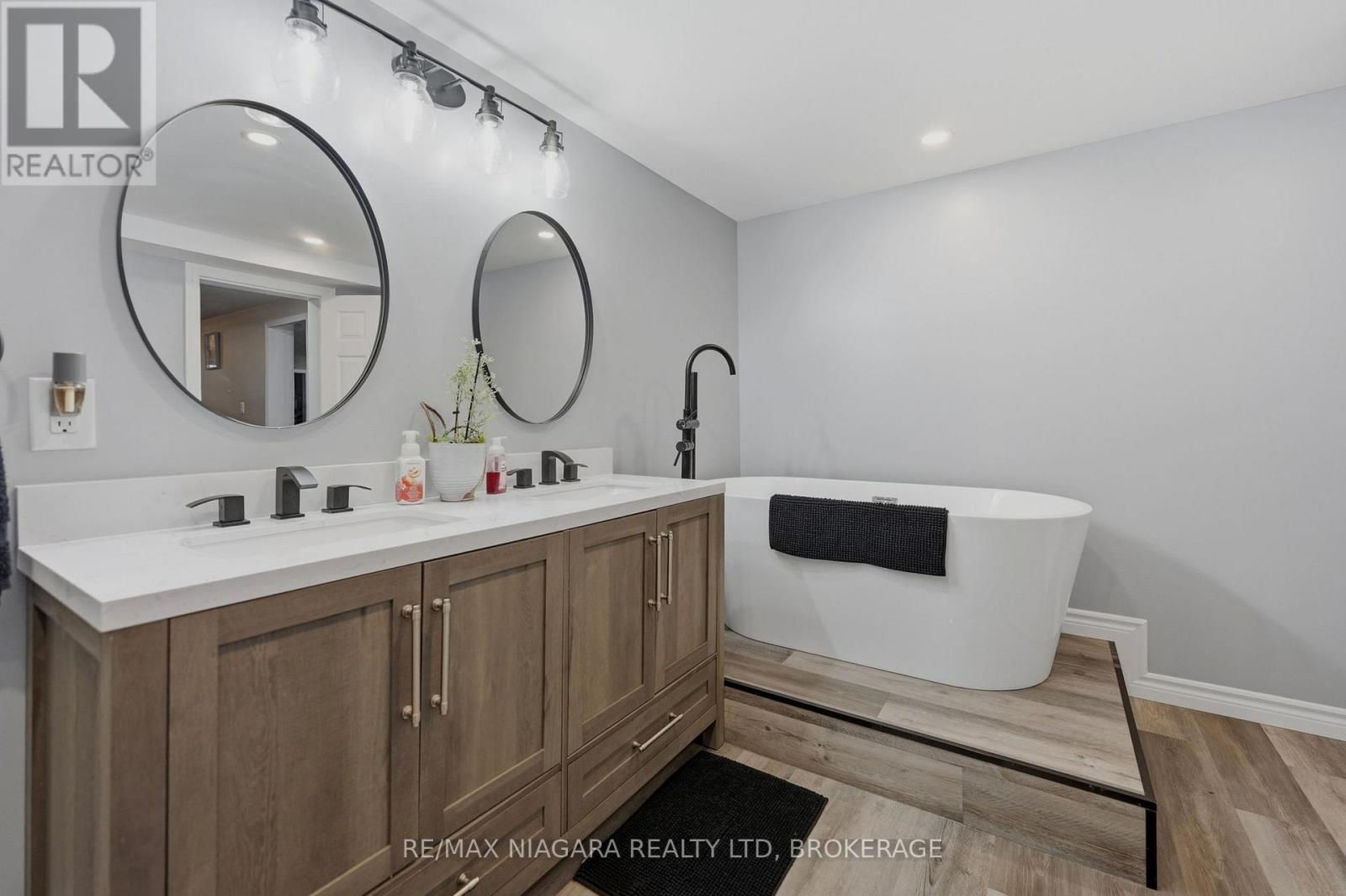 230 WELLINGTON STREET - 22