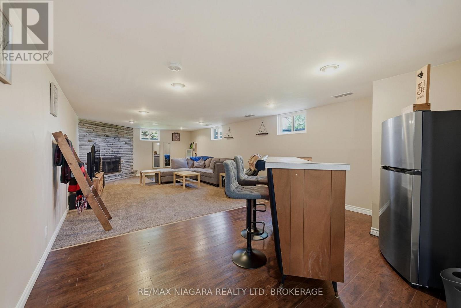 230 WELLINGTON STREET - 24
