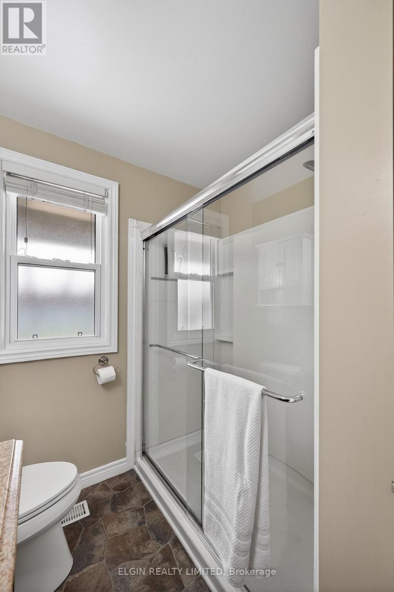 2 LYNDALE AVENUE - 31