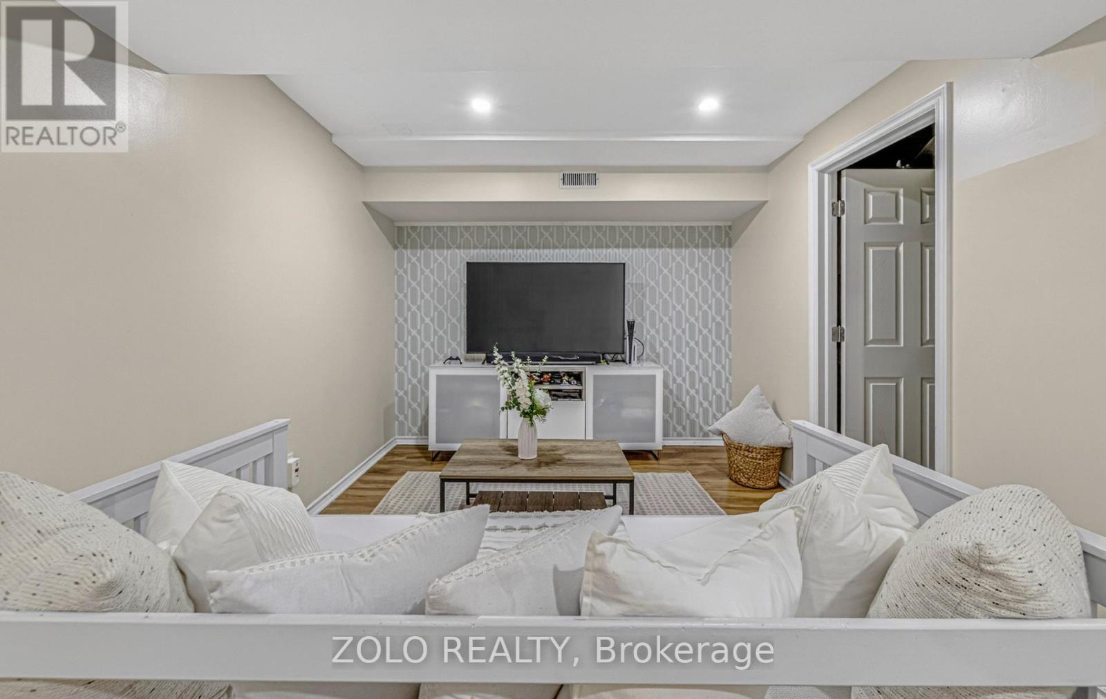 4 TRELLANOCK AVENUE - 25
