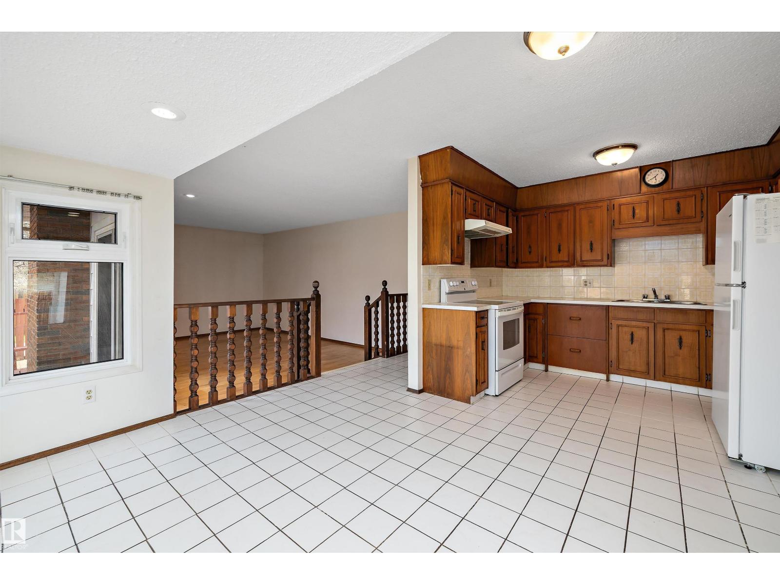 11035 163 AV NW - 10