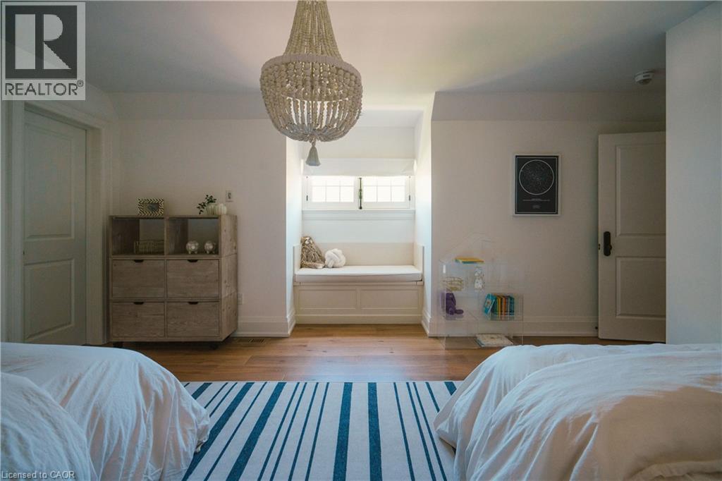 147 BEVERLY Court - 32