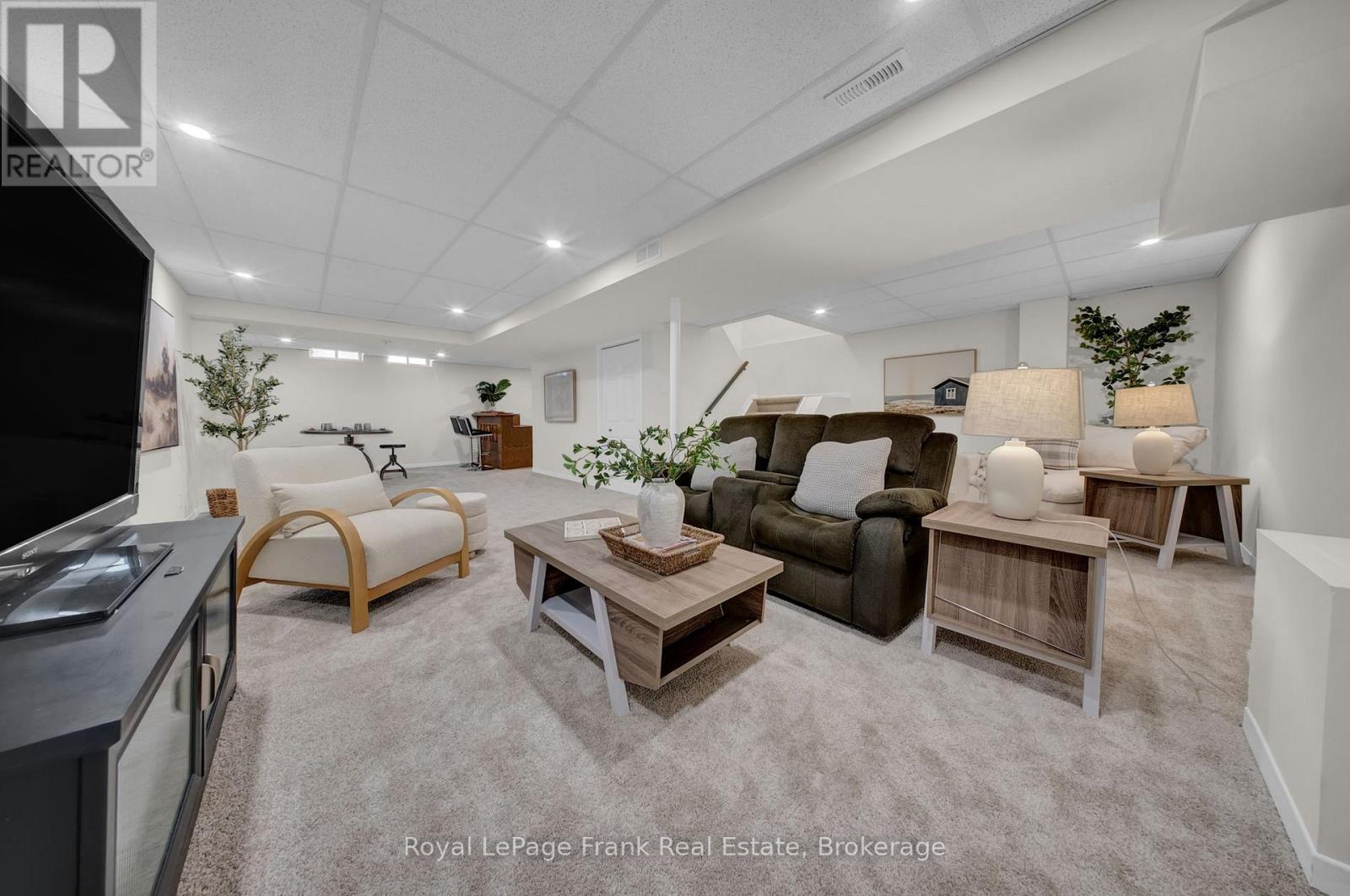 76 CORNWALL DRIVE - 19