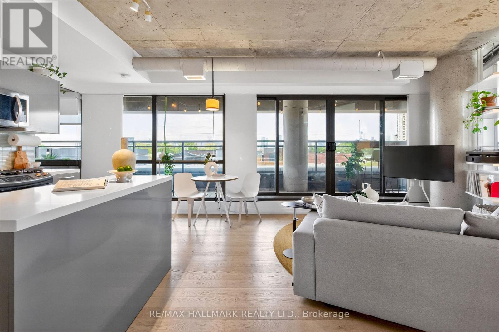 #508 319 CARLAW AVENUE - 12