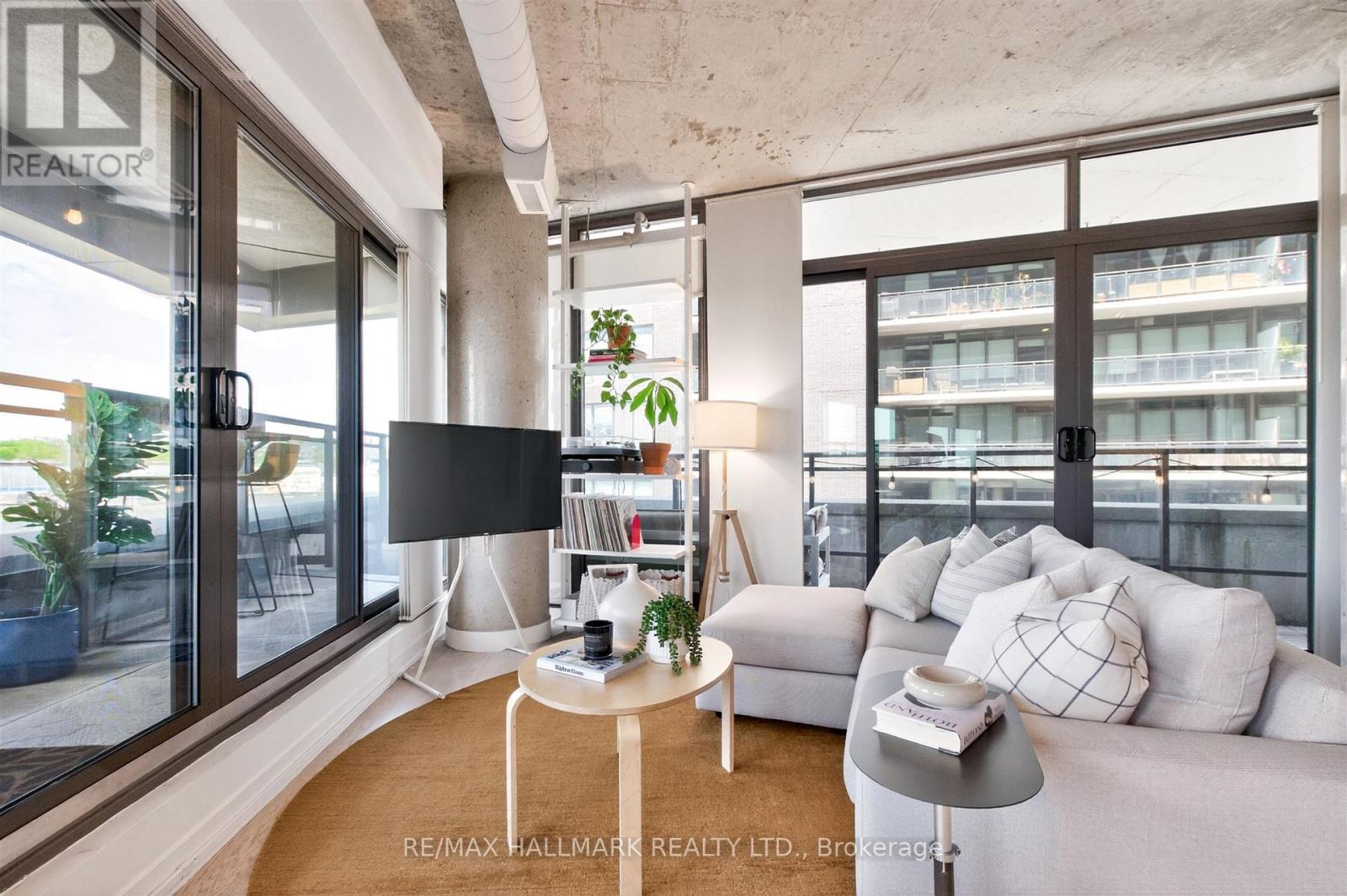 #508 319 CARLAW AVENUE - 16