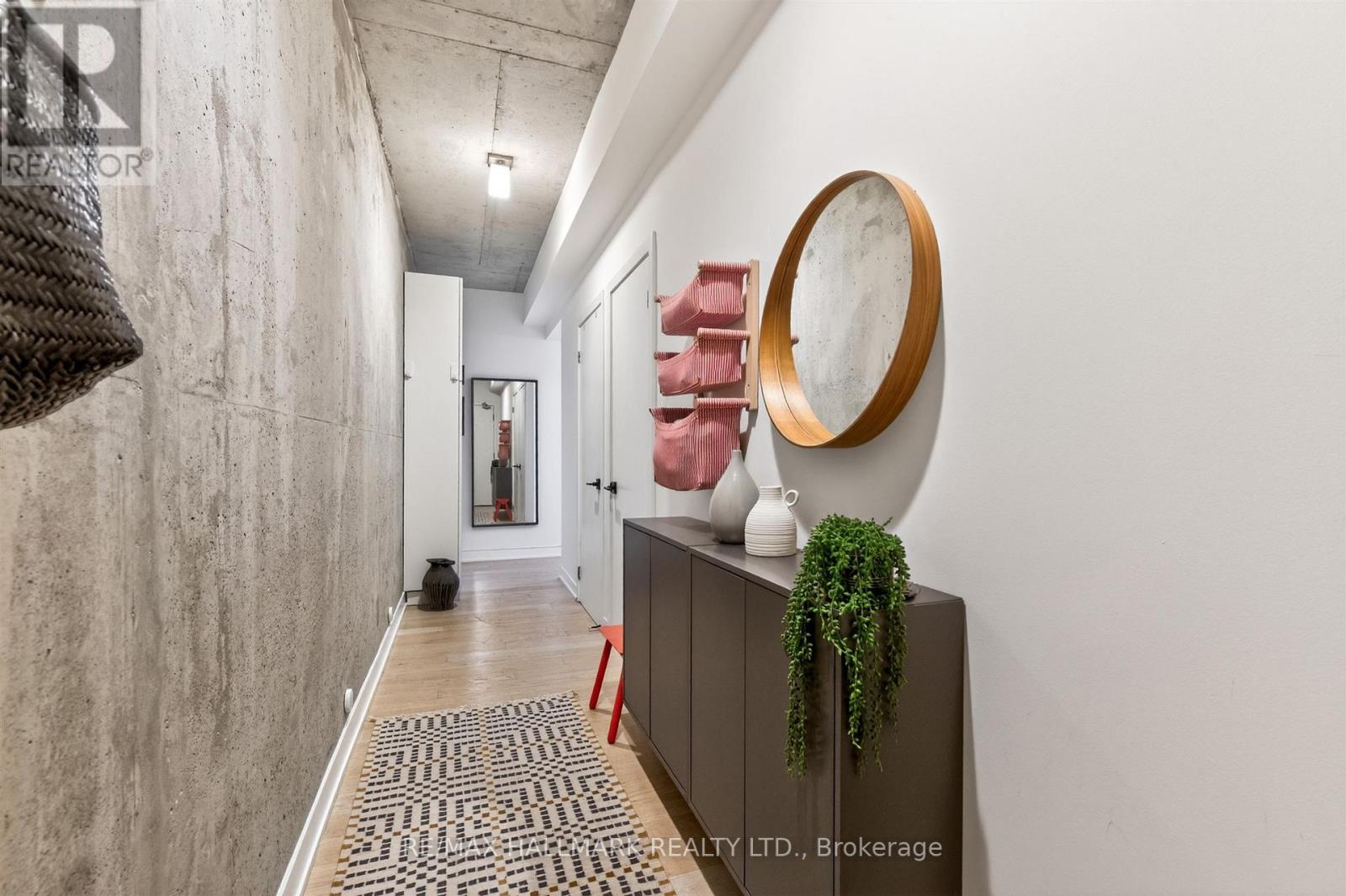 #508 319 CARLAW AVENUE - 27