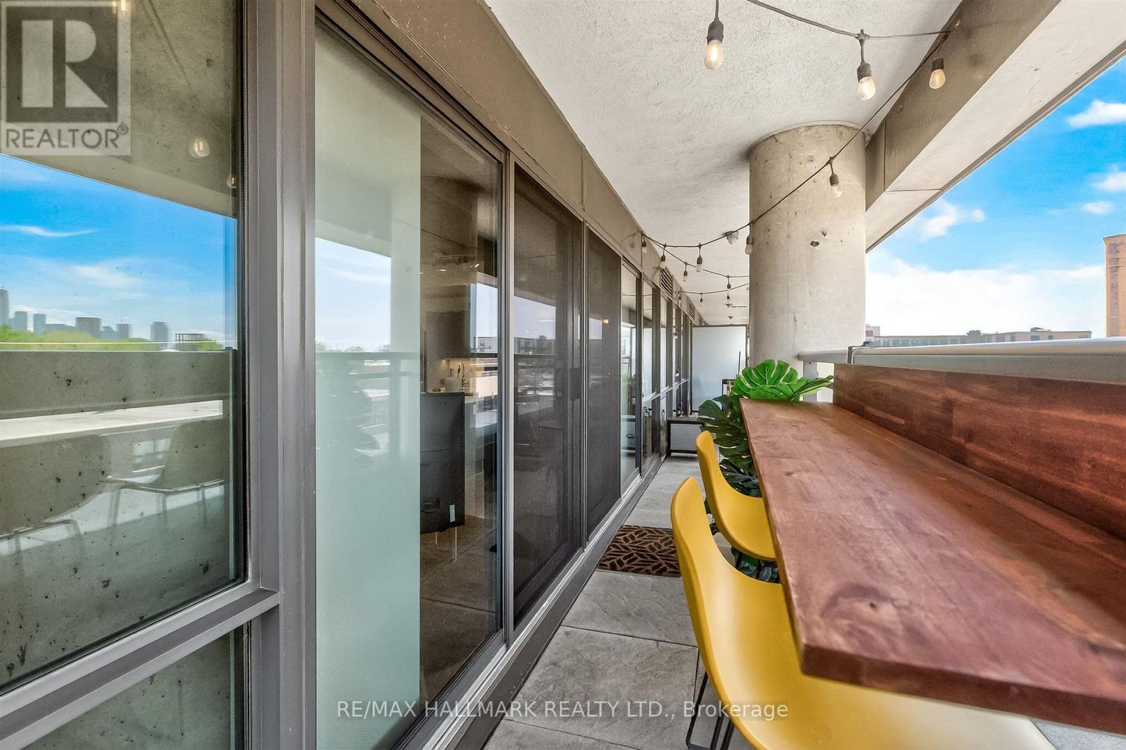 #508 319 CARLAW AVENUE - 32